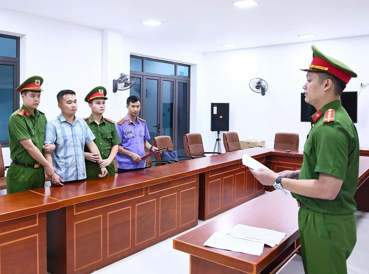 Công an tỉnh Tuyên Quang đã thi hành Lệnh giữ người trong trường hợp khẩn cấp đối với Nguyễn Hà Duy. Ảnh: Công an tỉnh Tuyên Quang.