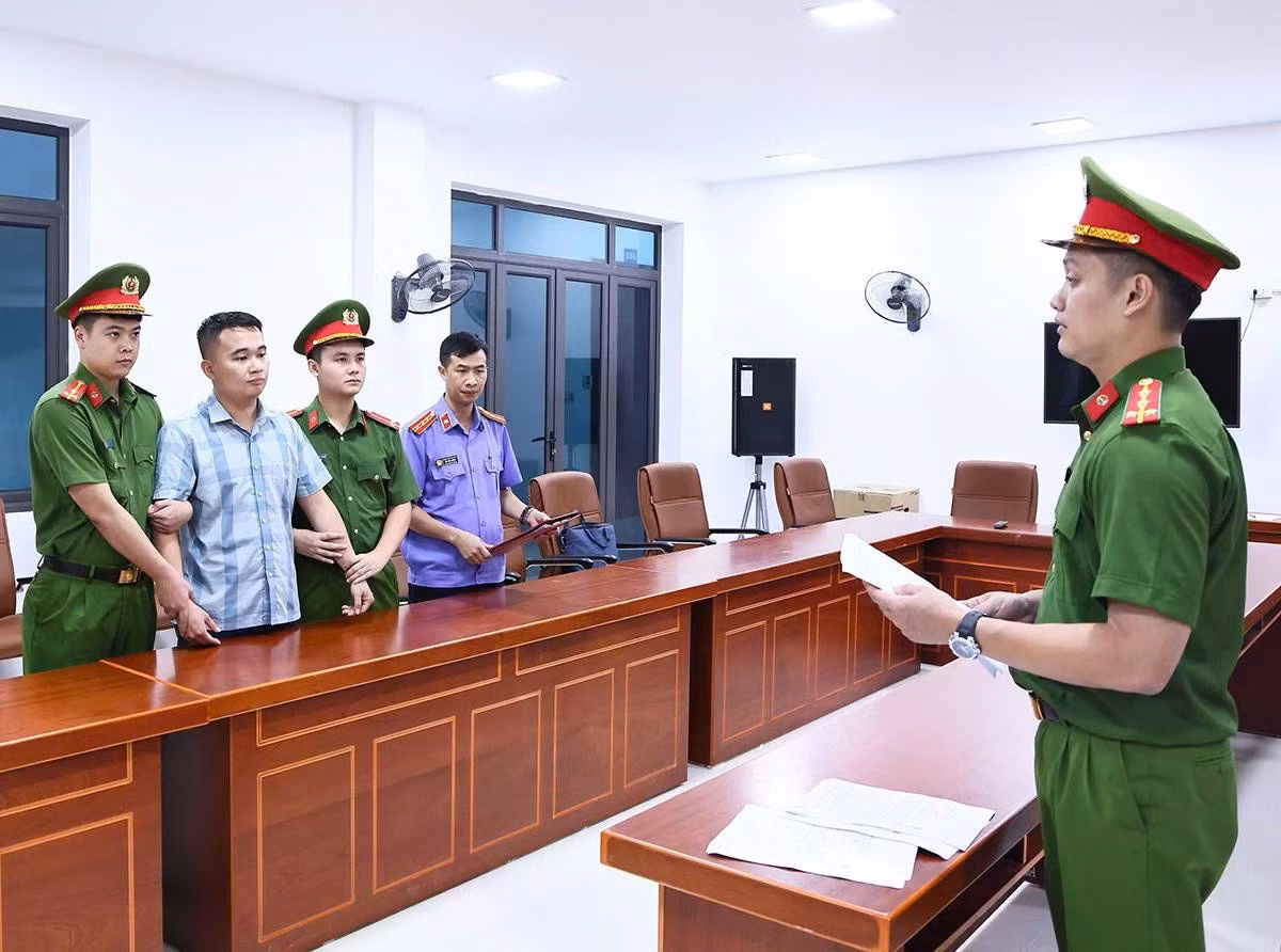 Công an tỉnh Tuyên Quang đã thi hành Lệnh giữ người trong trường hợp khẩn cấp đối với Nguyễn Hà Duy. Ảnh: Công an tỉnh Tuyên Quang.