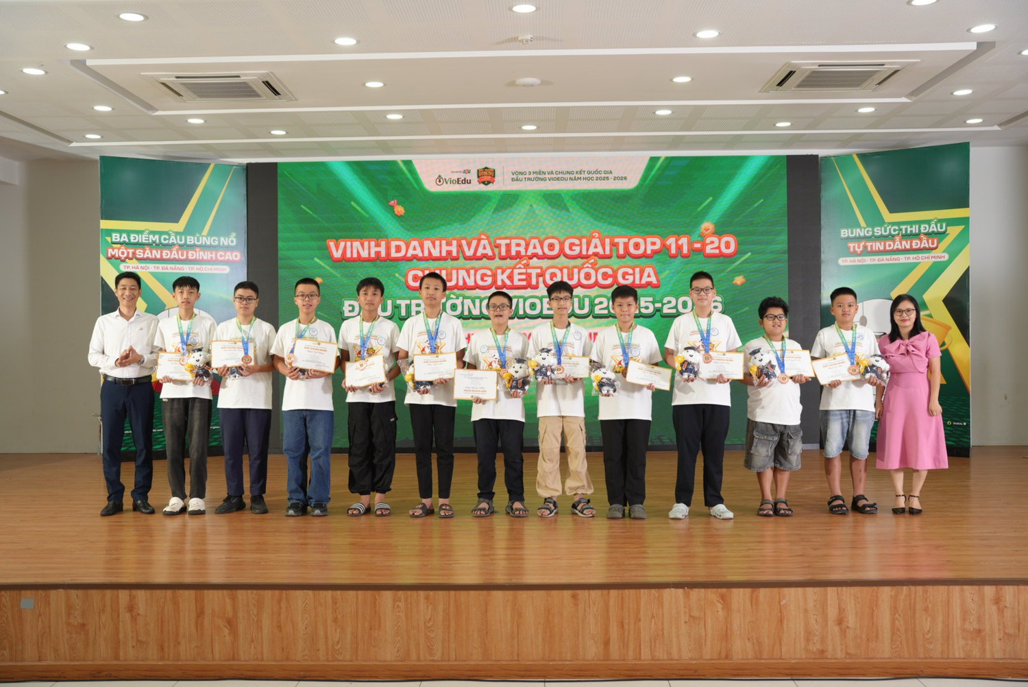 cac-ban-thi-sinh-dat-top-11-20-toan-quoc-duoc-vinh-danh-tai-diem-cau-mien-trung.jpg