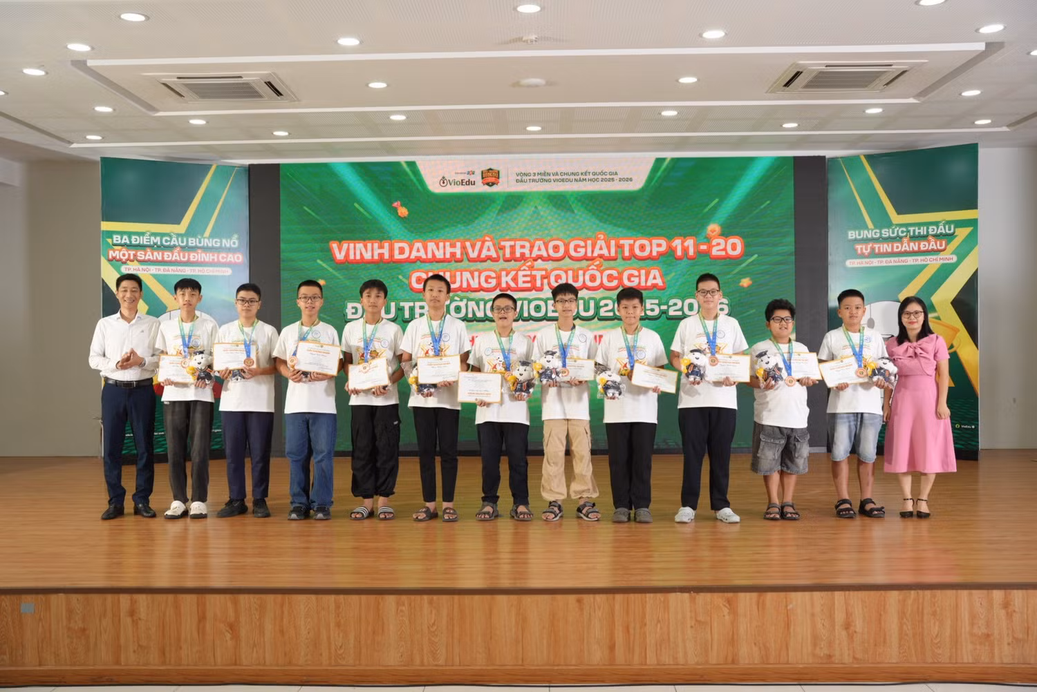 cac-ban-thi-sinh-dat-top-11-20-toan-quoc-duoc-vinh-danh-tai-diem-cau-mien-trung.jpg