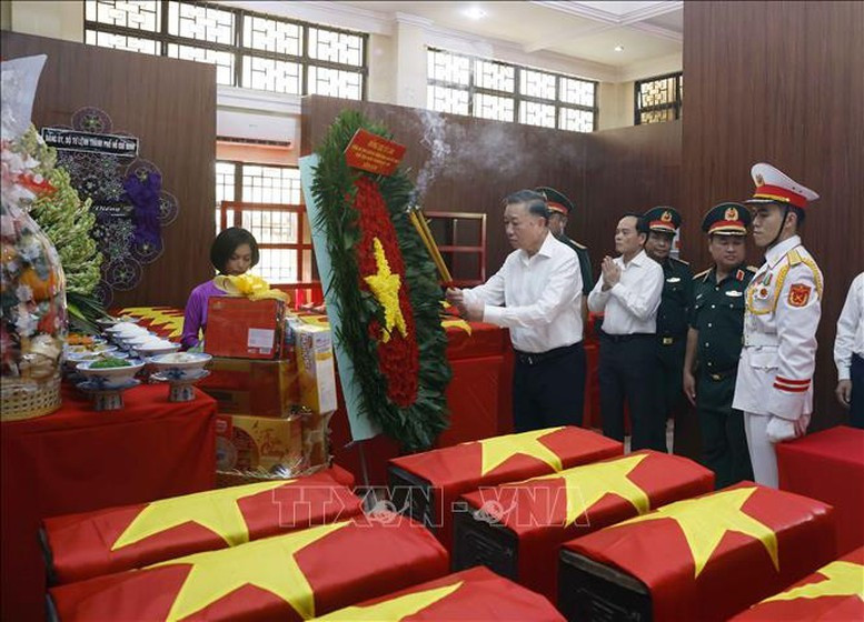Tổng Bí thư, Chủ tịch nước Tô Lâm dâng hương tưởng niệm, tri ân các Anh hùng liệt sĩ. Ảnh: TTXVN