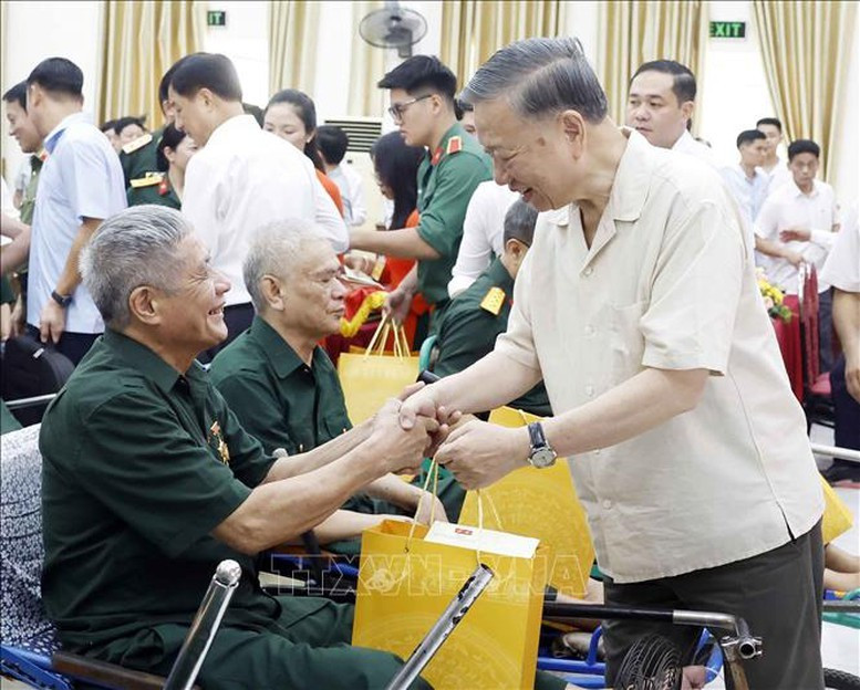 Tổng Bí thư, Chủ tịch nước Tô Lâm thăm hỏi, tặng quà cho các thương binh, bệnh binh. Ảnh: TTXVN