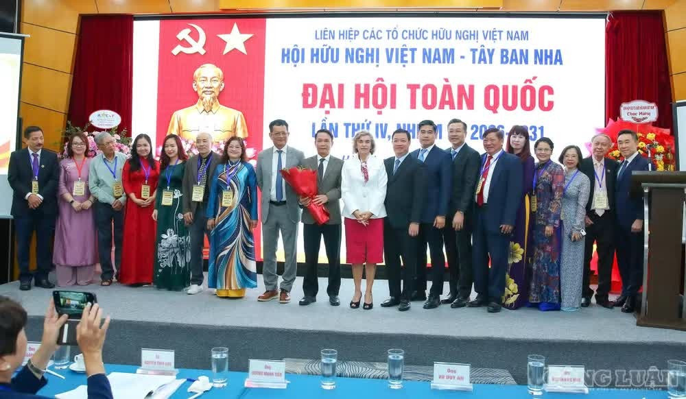 Đại sứ Tây Ban Nha và lãnh đạo Liên hiệp các tổ chức hữu nghị Việt Nam tặng hoa chúc mừng và chụp ảnh lưu niệm cùng Ban Chấp hành mới.