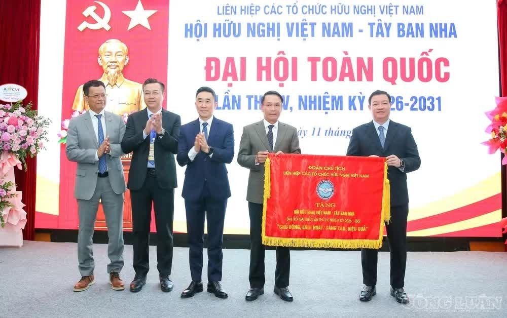 Ông Nguyễn Ngọc Hùng, Phó Chủ tịch Liên hiệp các tổ chức hữu nghị Việt Nam tặng Cờ lưu niệm cho Hội Hữu nghị Việt Nam - Tây Ban Nha.