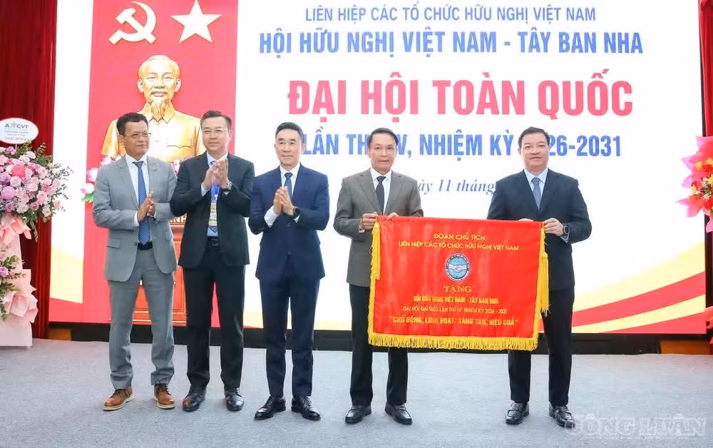 Ông Nguyễn Ngọc Hùng, Phó Chủ tịch Liên hiệp các tổ chức hữu nghị Việt Nam tặng Cờ lưu niệm cho Hội Hữu nghị Việt Nam - Tây Ban Nha.