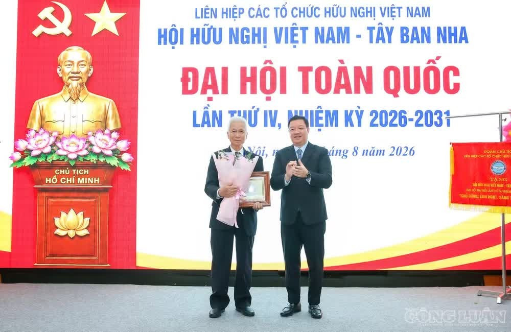 Nhà báo lão thành Lê Quốc Trung được trao Kỷ niệm chương "Vì hòa bình, hữu nghị giữa các dân tộc" tại Đại hội.
