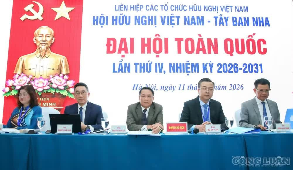 Đoàn Chủ tịch Đại hội.