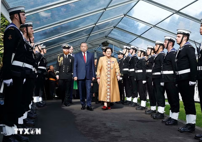 Tổng Bí thư, Chủ tịch nước Tô Lâm và Toàn quyền New Zealand Cindy Kiro duyệt Đội danh dự. Ảnh: TTXVN