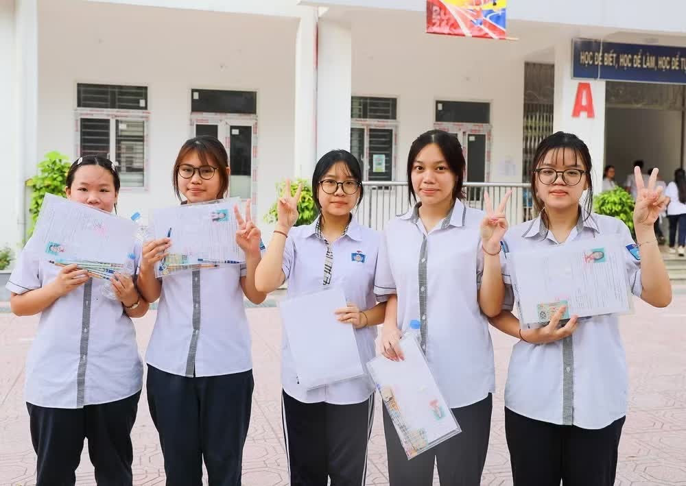 Thí sinh Hà Nội dự thi lớp 10 môn Ngữ văn tại điểm thi Trường Trung học phổ thông Đoàn Kết - Hai Bà Trưng. Ảnh: Khánh Hòa/TTXVN