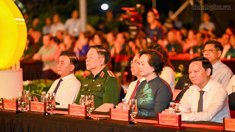 Các đồng chí Ủy viên Bộ Chính trị: Thường trực Ban Bí thư Trần Cẩm Tú, Chủ nhiệm Tổng cục Chính trị Quân đội nhân dân Việt Nam Nguyễn Trọng Nghĩa; nguyên Ủy viên Bộ Chính trị, nguyên Bí thư Thành ủy Thành phố Hồ Chí Minh Nguyễn Văn Nên; Bí thư Trung ương Đảng, Phó Thủ tướng Chính phủ Phạm Thị Thanh Trà, Phó Chủ tịch Quốc hội Nguyễn Khắc Định dự chương trình tại điểm cầu Công viên Lê Thị Riêng (Thành phố Hồ Chí Minh). Ảnh: VGP/Nhật Bắc
