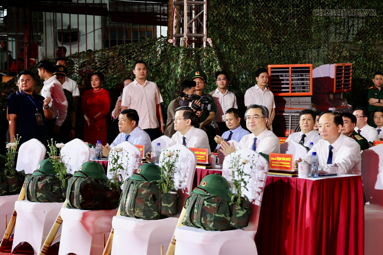 Các đồng chí Ủy viên Bộ Chính trị: Trịnh Văn Quyết, Trưởng Ban Tuyên giáo và Dân vận Trung ương; Nguyễn Thanh Nghị, Trưởng ban Chính sách, chiến lược Trung ương; Đoàn Minh Huấn, Giám đốc Học viện Chính trị quốc gia Hồ Chí Minh, Phó Chủ tịch Thường trực Hội đồng lý luận Trung ương; và nguyên Phó Thủ tướng Nguyễn Chí Dũng dự chương trình tại điểm cầu Nhà bia liệt sĩ Thanh Thủy (Tuyên Quang). Ảnh: VGP/Thu Sa