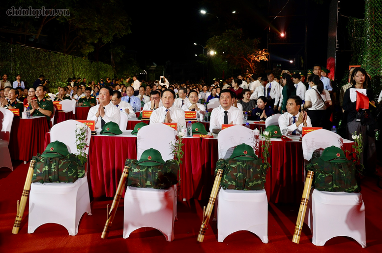 Các đồng chí Ủy viên Trung ương Đảng: Lê Tiến Châu, Phó Thủ tướng; Nguyễn Doãn Anh, Phó Chủ tịch Quốc hội; Nguyễn Hồng Diên, Phó Chủ tịch Quốc hội; Hầu A Lềnh, Bí thư Tỉnh ủy Tuyên Quang dự chương trình tại điểm cầu Nhà bia liệt sĩ Thanh Thủy (Tuyên Quang). Ảnh: VGP/Thu Sa