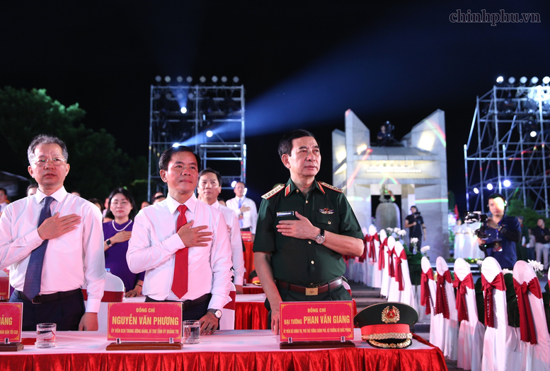 Phó Thủ tướng Chính phủ, Bộ trưởng Bộ Quốc phòng Phan Văn Giang và các đồng chí lãnh đạo Đảng, Nhà nước dự chương trình tại điểm cầu Nghĩa trang Liệt sĩ Quốc gia Đường 9 (Quảng Trị). Ảnh: VGP/Nguyễn Hoàng