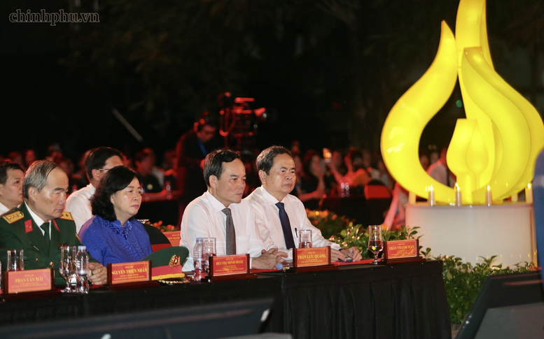 Các đồng chí Ủy viên Bộ Chính trị: Chủ tịch Quốc hội Trần Thanh Mẫn; Bí thư Trung ương Đảng, Chủ tịch Ủy ban Trung ương Mặt trận Tổ quốc Việt Nam Bùi Thị Minh Hoài; Bí thư Thành ủy Thành phố Hồ Chí Minh Trần Lưu Quang; nguyên Ủy viên Bộ Chính trị, nguyên Phó Thủ tướng Nguyễn Thiện Nhân dự chương trình tại điểm cầu Công viên Lê Thị Riêng (Thành phố Hồ Chí Minh). Ảnh: VGP/Nhật Bắc