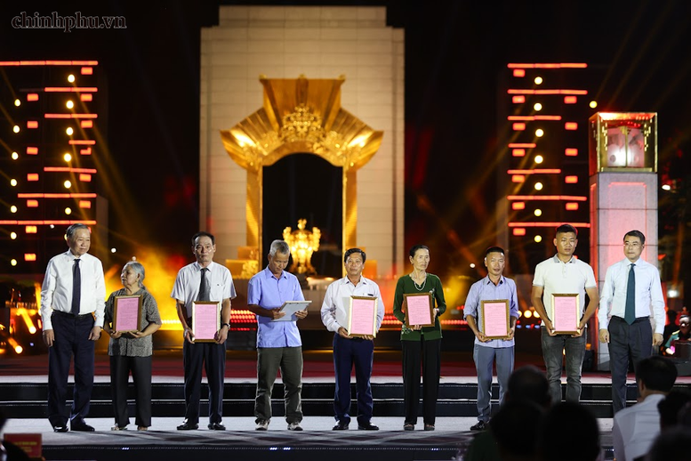 Tổng Bí thư, Chủ tịch nước Tô Lâm và Thủ tướng Chính phủ Lê Minh Hưng trao chứng nhận giám định ADN hồ sơ xác lập danh tính liệt sĩ tới thân nhân của các liệt sĩ. Ảnh: VGP/Nhật Bắc