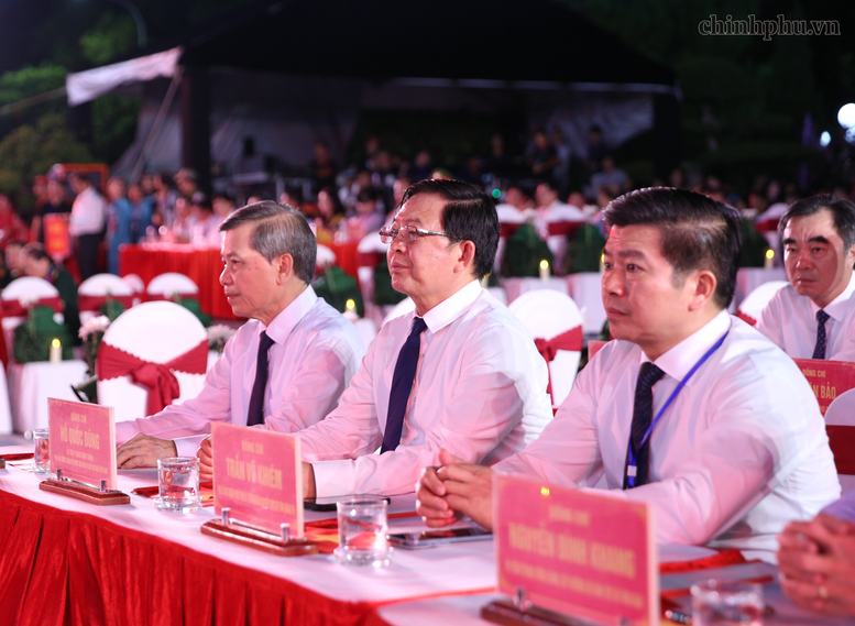 Ủy viên Bộ Chính trị, Trưởng Ban Nội chính Trung ương Lê Minh Trí; Phó Thủ tướng Chính phủ Hồ Quốc Dũng dự chương trình tại điểm cầu Nghĩa trang Liệt sĩ Quốc gia Đường 9 (Quảng Trị). Ảnh: VGP/Nguyễn Hoàng