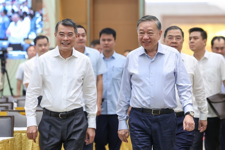 Tổng Bí thư, Chủ tịch nước Tô Lâm cùng Thủ tướng Chính phủ Lê Minh Hưng tới dự phiên họp Chính phủ thường kỳ tháng 6/2026 và Hội nghị trực tuyến Chính phủ với các địa phương. Ảnh: VGP/Nhật Bắc