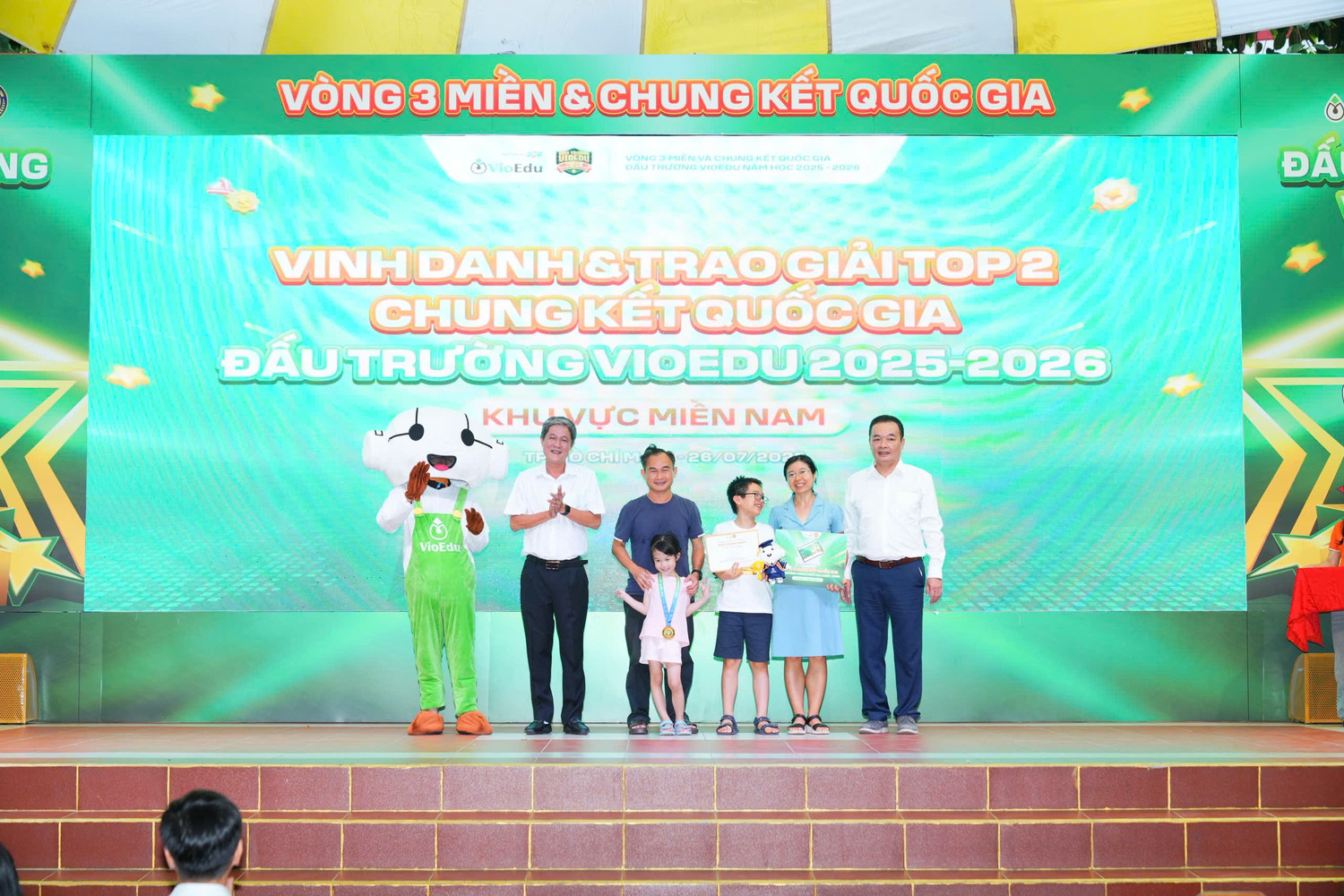 btc-trao-giai-2-toan-quoc-cho-thi-sinh-tai-diem-thi-thanh-pho-hcm.jpg
