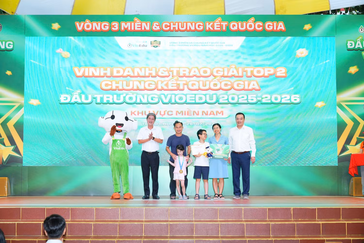 btc-trao-giai-2-toan-quoc-cho-thi-sinh-tai-diem-thi-thanh-pho-hcm.jpg