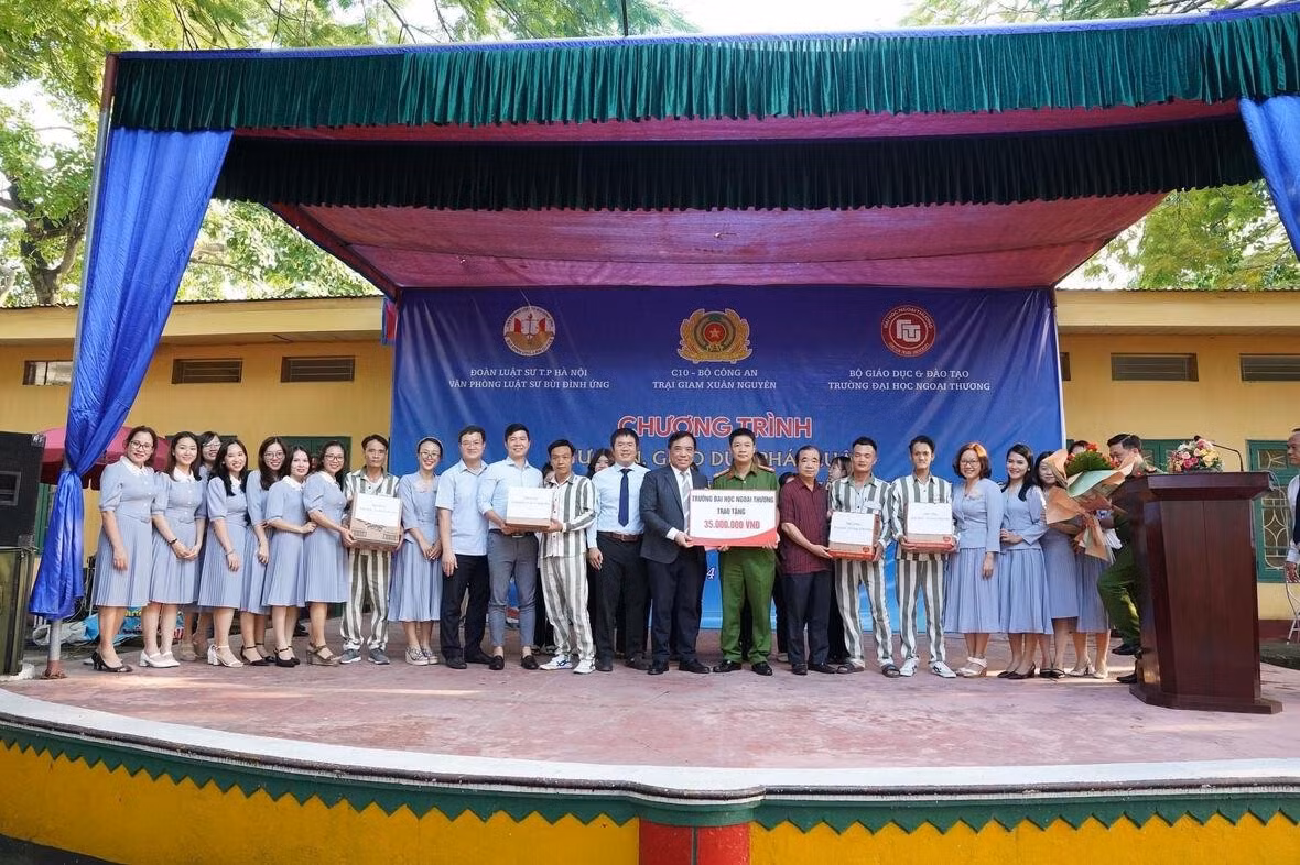 Hoạt động tuyên truyền, tư vấn pháp luật cho các phạm nhân tại Phân trại số 3 – Trại giam Xuân Nguyên, Thành phố Hải Phòng do Trường Đại học Ngoại thương cùng các đơn vị phối hợp tổ chức vào năm 2022, nhân dịp hưởng ứng Ngày Pháp luật Việt Nam (09/11), Ngày truyền thống luật sư Việt Nam (10/10).
