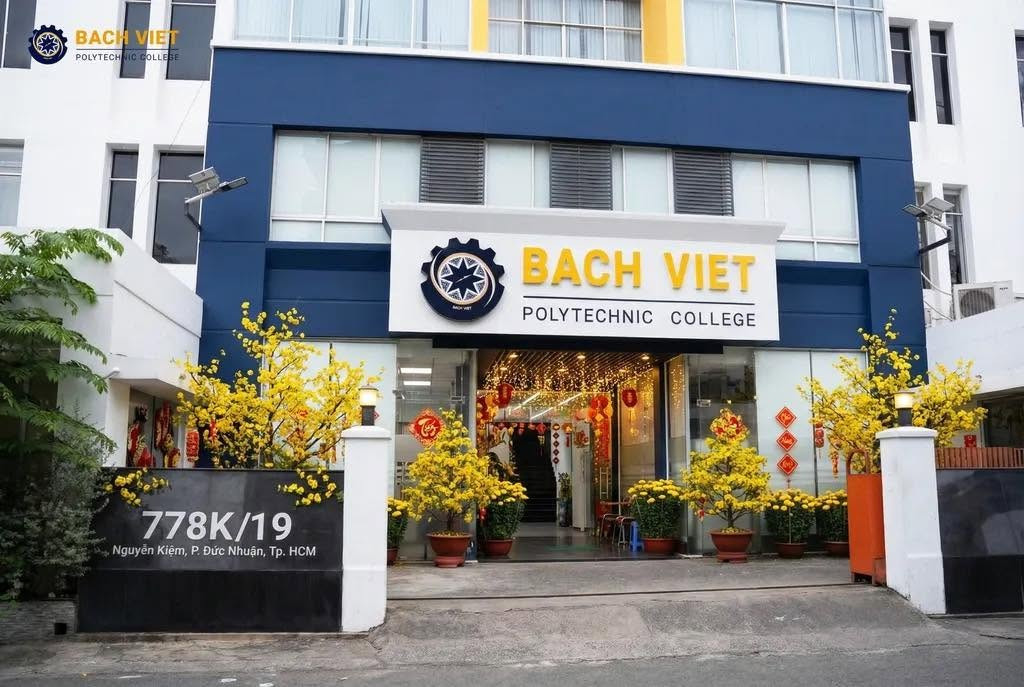 anh-cong-truong-cd-bach-khoa-bach-viet.jpg