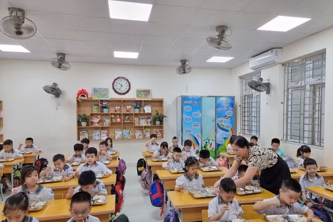 Hà Nội: UBND xã, phường sẽ lựa chọn và phân công cơ sở cung cấp nguyên liệu, suất ăn cho trường 