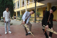 Chuyện thầy giáo Nùng giữa rẻo cao mây trắng, yêu học trò bằng tình người anh cả