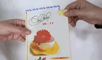 Hôm nay, nên tặng thầy cô quà gì?