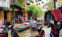 Mưa lũ diễn biến phức tạp, học sinh nhiều vùng ở miền Trung phải nghỉ học