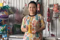 Chị Lê Thị Ngọc Trang bên quán nhỏ tại An Giang — nơi câu chuyện trúng 50 triệu đồng từ một lần xé nhãn chai Number 1 bắt đầu lan khắp xóm (Ảnh NVCC).