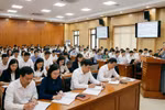 Nhà giáo học lớp trung cấp, cao cấp chính trị tập trung có được hưởng phụ cấp ưu đãi?