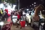 VIDEO: Chân dài, áo hở hang nhảy khêu gợi giữa phố Sài Gòn để bán kẹo