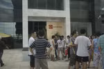 VIDEO: Rất nhiều cư dân N05 hoảng hồn vì đám khói bốc ra từ quán Ngon