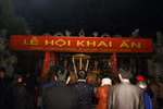 An ninh thắt chặt, người thưa thớt trong đêm khai ấn đền Trần 2012