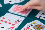 Bố mẹ cần làm gương, đừng chơi trò đỏ đen ăn tiền ngày Tết trước mặt con