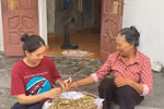 Nữ sinh ở Hải Dương vươn lên từ thúng ốc, bó rau