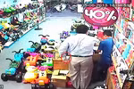 Clip: Tiếp khách Tây 2 phút, mất luôn 10 triệu đồng