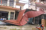 Sau bão, Quảng Bình lại tan hoang vì lốc xoáy