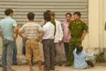 Mẹ con sản phụ tử vong, người nhà mang xác đặt trước sân bệnh viện