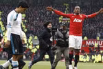 Tại sao Luis Suarez lại phải bắt tay Patrice Evra?