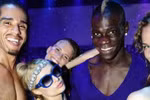 Balotelli học theo Ronaldo "vui vẻ" cùng Paris Hilton
