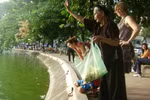 "Lạ lùng" bà lão nửa đời nuôi cá hồ Gươm