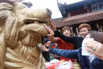 Những hình ảnh khiến người đi hội chùa Hương "xấu hổ"