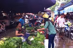 Vin vào thời tiết, tiểu thương chợ Hà Nội "hét" giá rau xanh