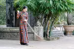 Hoa Hậu Trần Thị Quỳnh thư thái nơi cửa chùa