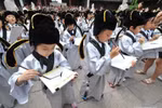 Hàng trăm học sinh Trung Quốc đến miếu Khổng tử "khai bút phá mông"