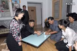 Vợ chồng Kim Jong-un uống rượu với dân