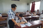 Một cán bộ coi thi bị giật túi xách, phải xin ngưng làm nhiệm vụ giữa chừng