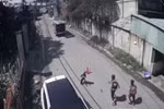 3 học sinh rơi ra ngoài xe đưa đón đang chạy ở Đồng Nai