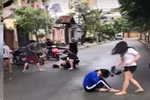 Nữ sinh đánh tới tấp bạn bằng mũ bảo hiểm ngay ở ngoài đường